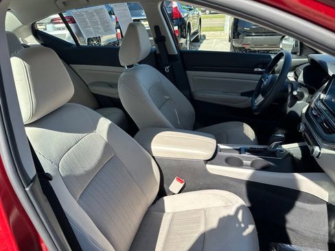 Used 2025 Nissan Altima 2.5 SV FWD image 15