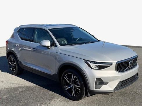 Used 2023 Volvo XC40 B5 Plus image 3