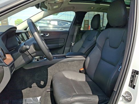 Used 2023 Volvo XC60 B5 Plus AWD/4WD image 13
