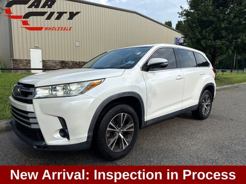 Used 2019 Toyota Highlander LE FWD image 1