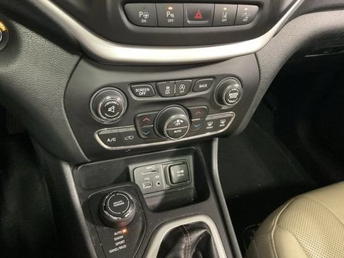 Used 2015 Jeep Cherokee Limited w/ Luxury Group AWD/4WD image 25