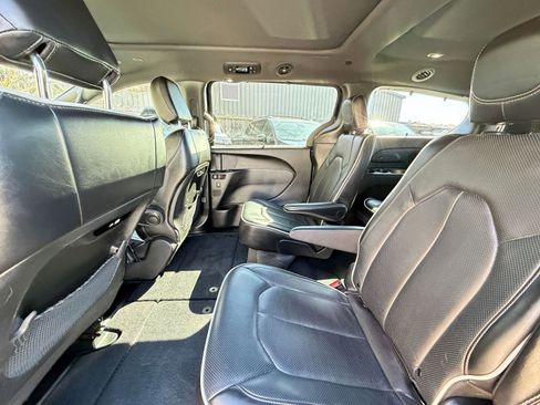 Used 2025 Chrysler Pacifica Limited image 23