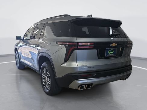 Used 2025 Chevrolet Traverse LT FWD image 6