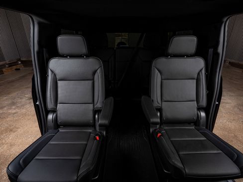 Used 2024 GMC Yukon XL Denali w/ Advanced Technology Package AWD/4WD image 35