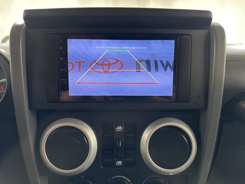 Used 2010 Jeep Wrangler Unlimited Sahara image 30