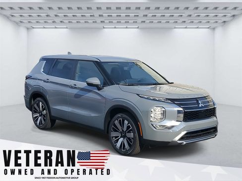 New 2025 Mitsubishi Outlander SE image 1