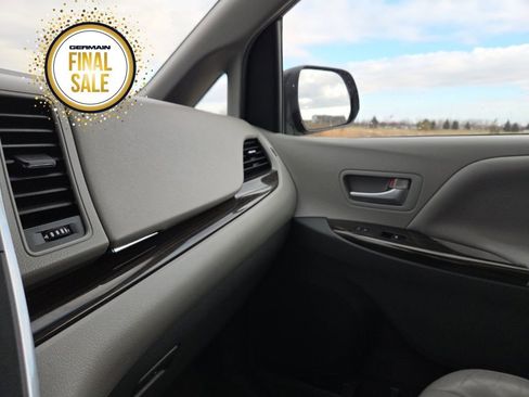 Used 2017 Toyota Sienna XLE image 32