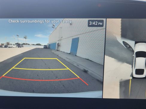 Used 2024 Hyundai Elantra Limited FWD image 11