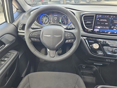 Certified 2024 Chrysler Pacifica Touring image 10