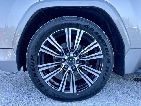 Used 2025 Lexus LX 600 4WD w/ Luxury Package image 9