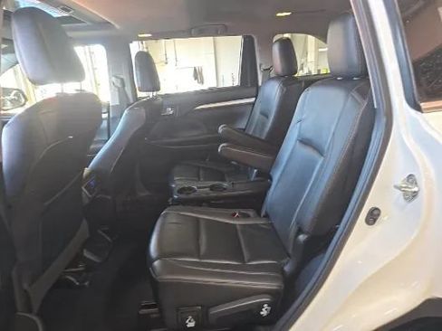 Used 2019 Toyota Highlander XLE AWD/4WD image 3