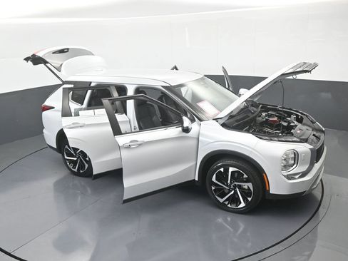 Used 2022 Mitsubishi Outlander SE image 76