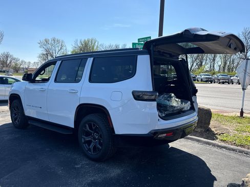 New 2026 Jeep Grand Wagoneer 4WD image 17
