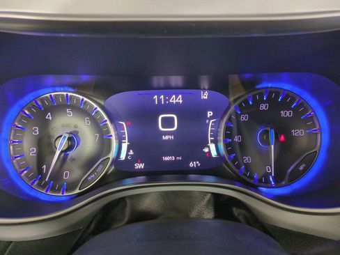 Used 2025 Chrysler Pacifica Limited image 35