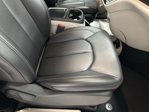 Used 2023 Chrysler Pacifica Touring-L image 62