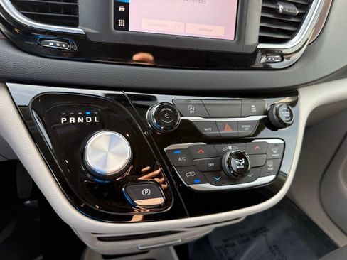 Used 2023 Chrysler Voyager LX image 29