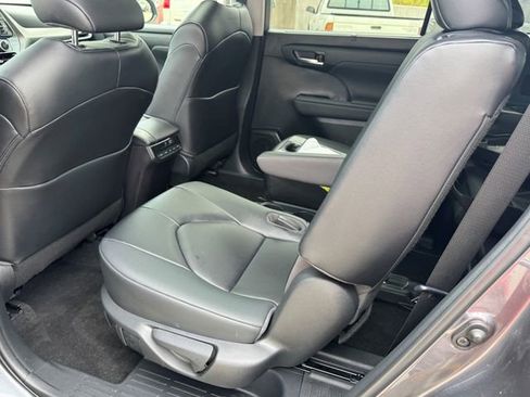 Used 2023 Toyota Highlander XLE image 17