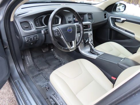 Used 2017 Volvo V60 T5 Cross Country w/ Convenience Package image 5