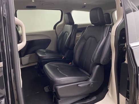 Used 2024 Chrysler Pacifica Select image 17