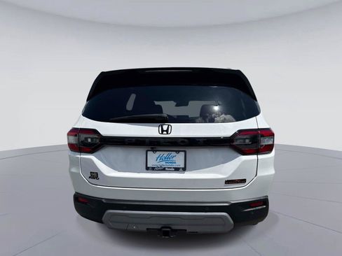 Certified 2025 Honda Pilot TrailSport image 5