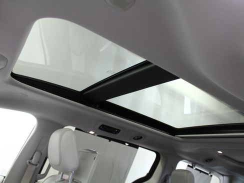 Used 2017 Chrysler Pacifica Limited w/ UConnect Theater Package image 12