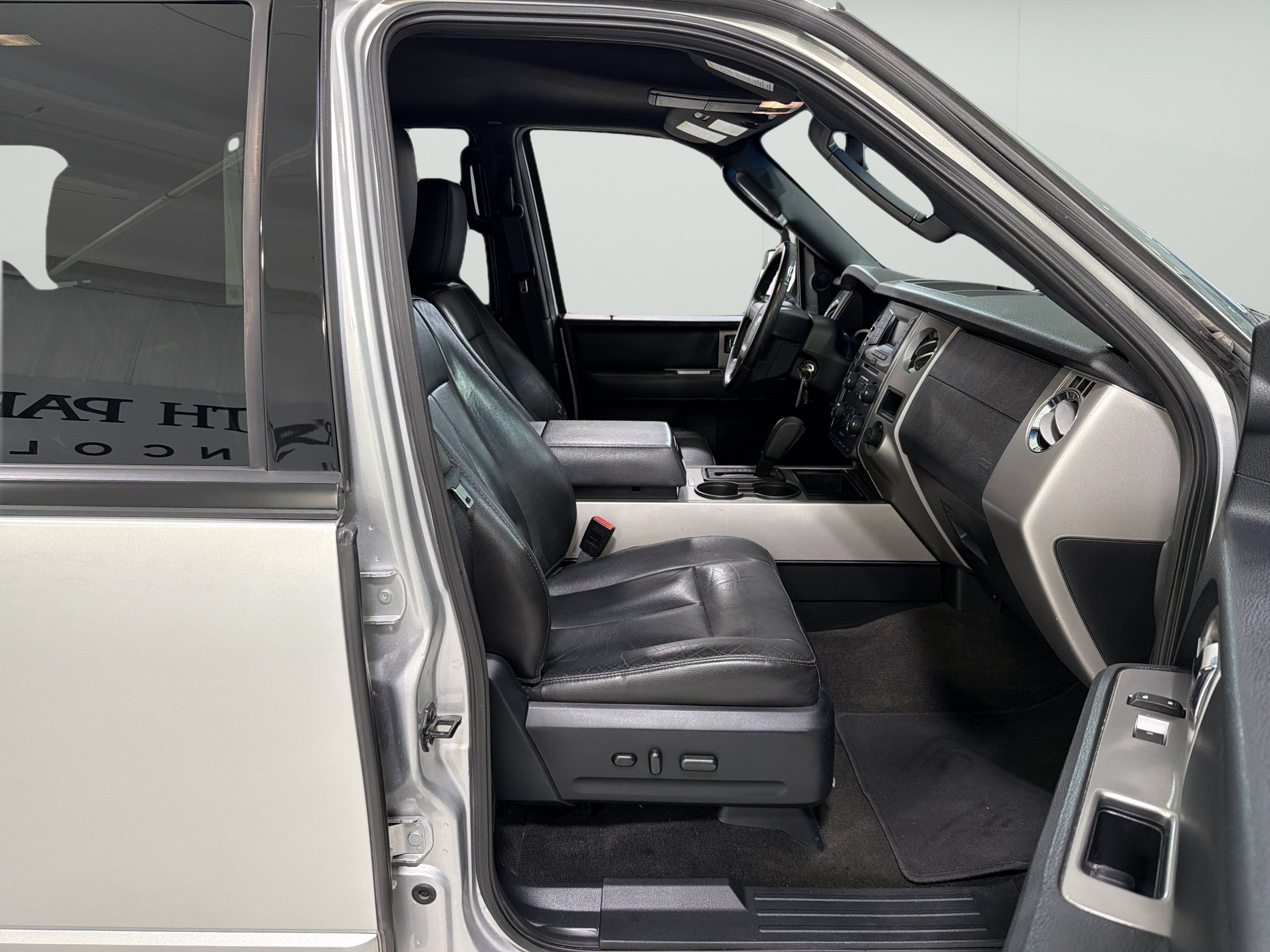 Used 2016 Ford Expedition XLT w/ Equipment Group 201A RWD image 14