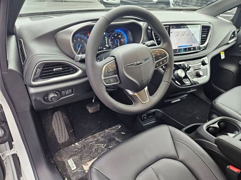 New 2026 Chrysler Pacifica Select image 13