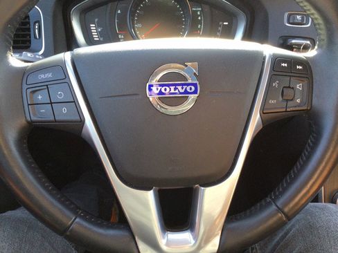 Used 2015 Volvo V60 T5 Cross Country image 11