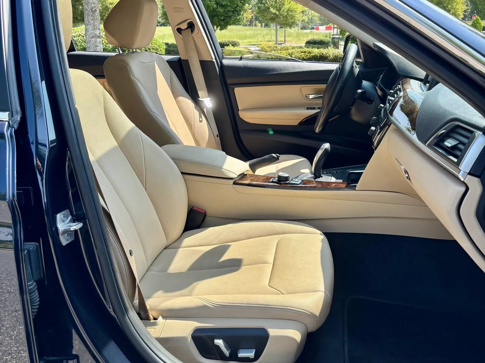 Used 2017 BMW 320i Sedan RWD image 12