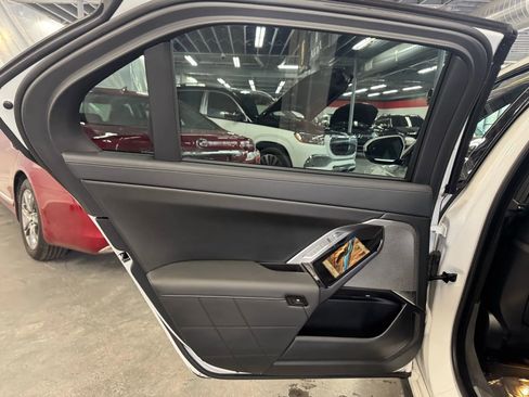 Used 2024 BMW 740i image 28