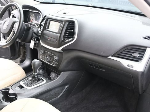 Used 2018 Jeep Cherokee Latitude w/ Cold Weather Group AWD/4WD image 26