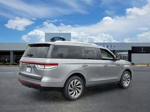 Used 2023 Lincoln Navigator Reserve AWD/4WD image 5
