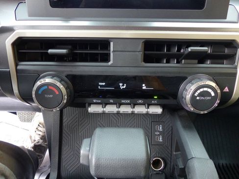 Used 2025 Toyota Tacoma SR5 AWD/4WD image 39