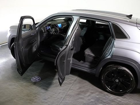 Used 2025 Volkswagen Atlas Cross Sport SE AWD/4WD image 5