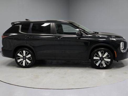 New 2025 Mitsubishi Outlander SE image 3