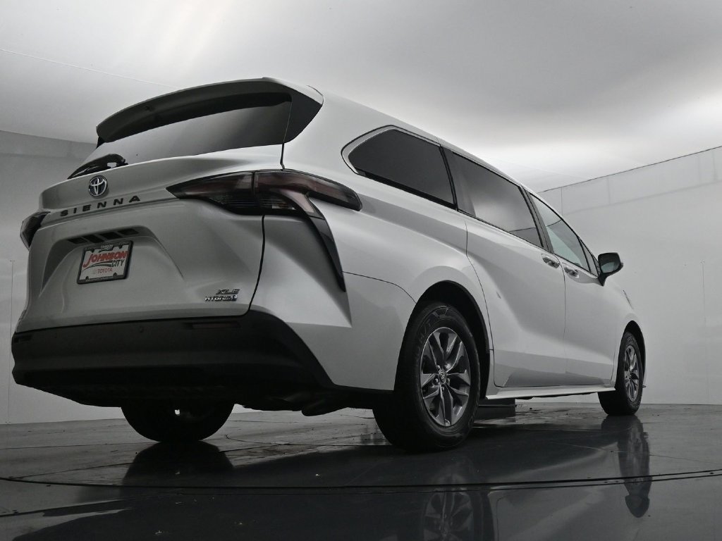 Used 2024 Toyota Sienna XLE FWD image 36