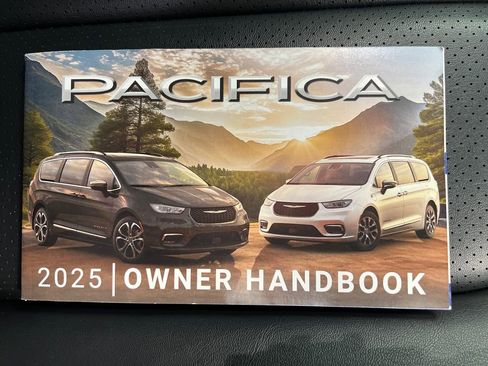 Used 2025 Chrysler Pacifica Select FWD image 35