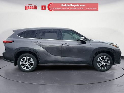 Used 2023 Toyota Highlander XLE AWD/4WD image 6