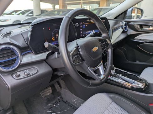 Used 2025 Chevrolet Trax LT w/ LT Convenience Package image 14