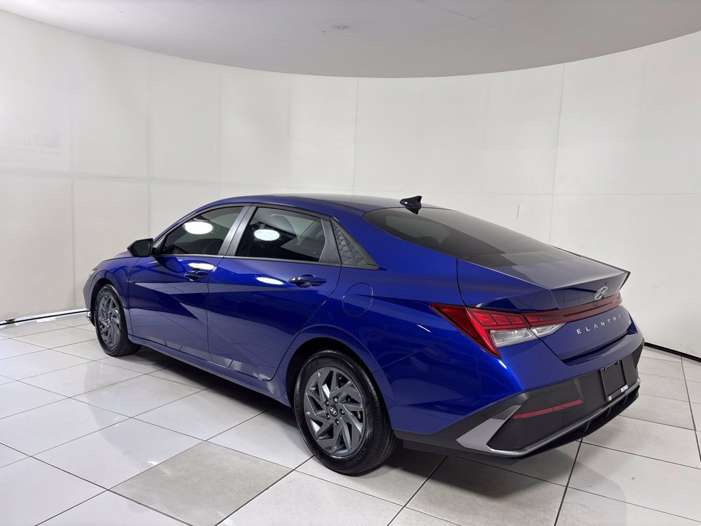 Certified 2025 Hyundai Elantra Hybrid FWD image 3