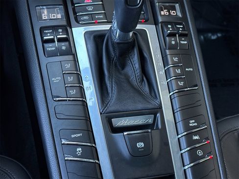 Used 2018 Porsche Macan image 21
