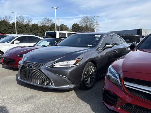 Used 2020 Lexus ES 300h Ultra Luxury image 2