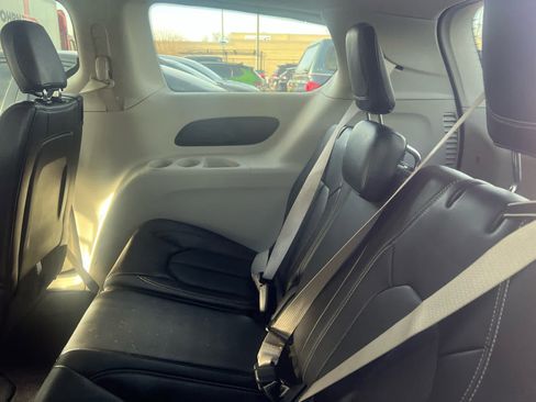 Used 2024 Chrysler Pacifica Touring-L image 5