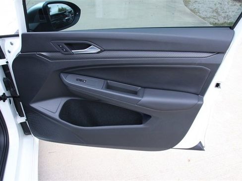 Used 2024 Volkswagen Golf R image 27