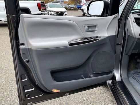 Used 2017 Toyota Sienna XLE image 21