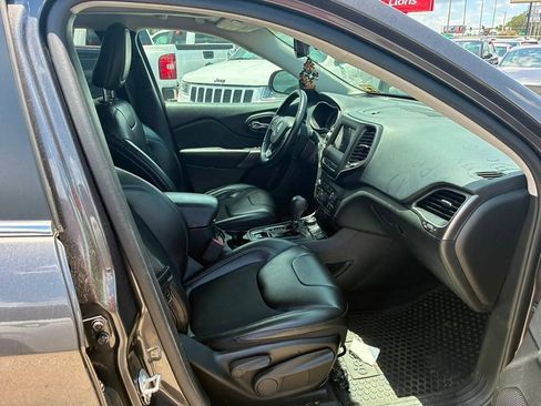 Used 2019 Jeep Cherokee Latitude Plus w/ Comfort/Convenience Group AWD/4WD image 12