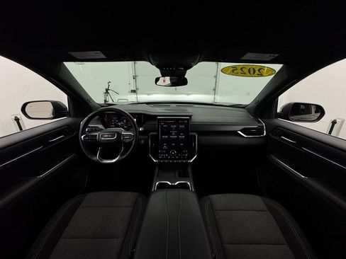 Used 2025 GMC Acadia Elevation image 3