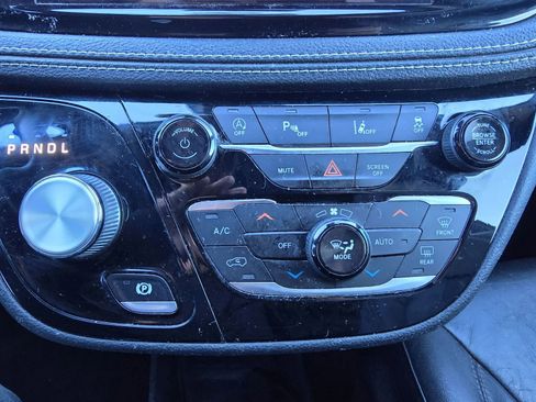 Used 2021 Chrysler Pacifica Touring-L w/ Uconnect Theater Family Group image 9