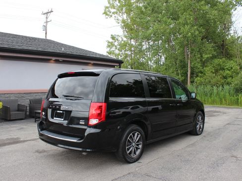 Used 2017 Dodge Grand Caravan SXT FWD image 4