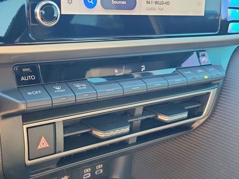 Used 2025 Toyota Camry SE image 21